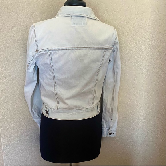 FOREVER 21 BLUE LIGHT WASHED DENIM JEAN JACKET - Picture 3 of 7